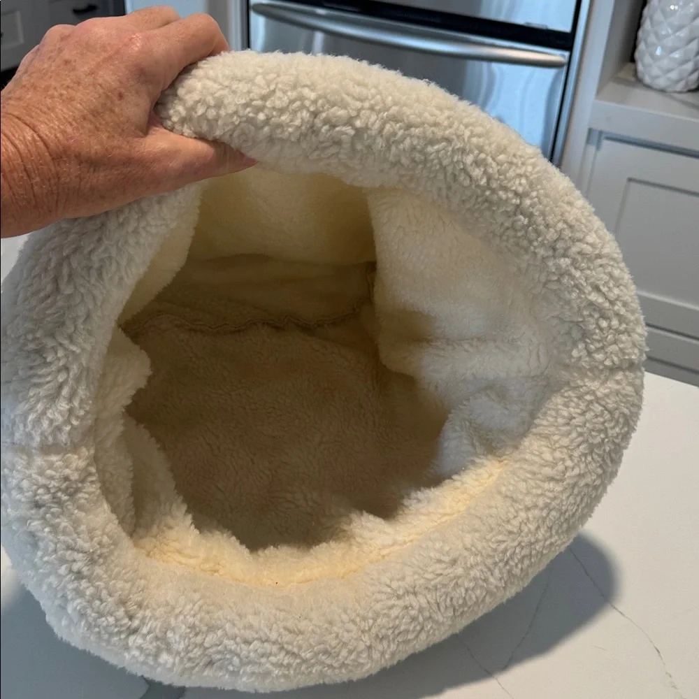 K&H Kitty Crinkle Sack Cozy Green and Cream Pet Bed